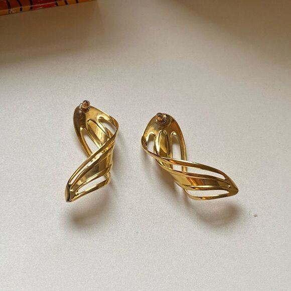 Retro Style Gold Twist Earrings - Picture 3 of 5